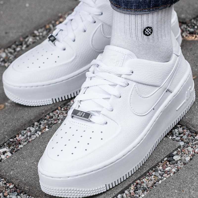 Nike Air Force White Color Sneakers/Shoes for Men/Women AR5339-100
